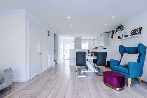 Luxury 2br in Salford, Slps 6, Wifi, Parking & ps5