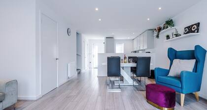 Luxury 2br in Salford, Slps 6, Wifi, Parking & ps5