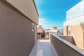 Habitación Confort con 2 camas individuales, vista parcial al mar | Terraza o patio
