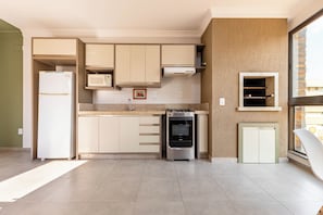 Habitación triple superior, vista a la ciudad | Cocina privada