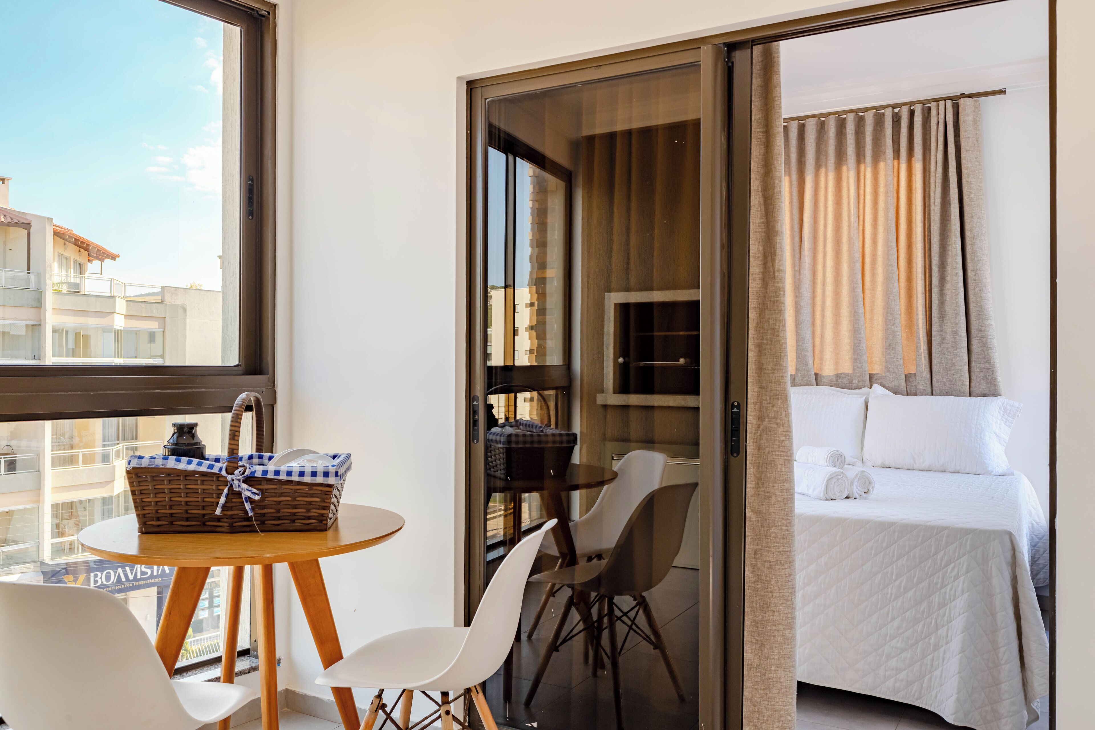 Quarto triplo superior, vista para a cidade | Opções para refeição no quarto