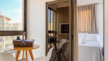 Quarto triplo superior, vista para a cidade | Opções para refeição no quarto