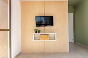 Superior Triple Room, City View | Living area