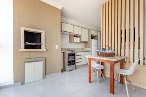 Habitación triple superior, vista a la ciudad | Cocina privada