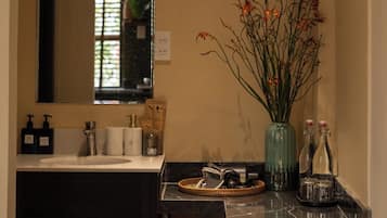 Habitación de lujo | Escritorio, wifi gratis y ropa de cama