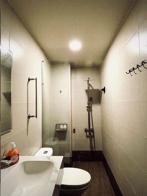 Deluxe tweepersoonskamer, uitzicht op de stad | Badkamer | Een regendouche, designer toiletartikelen, een haardroger, pantoffels
