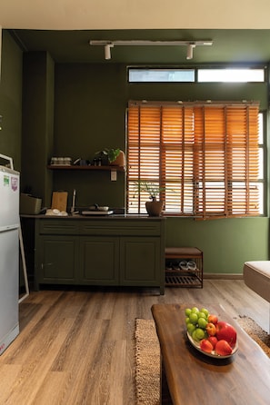 Escritorio, wifi gratis y ropa de cama