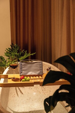 Deluxe Double Room, City View | Bathroom | Free toiletries, hair dryer, slippers, towels