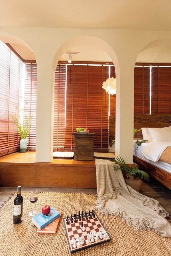 Escritorio, wifi gratis y ropa de cama