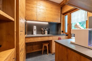 Kjøleskap, ovn, oppvaskmaskin og vannkoker