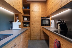 Frigorifero, forno, lavastoviglie, bollitore elettrico