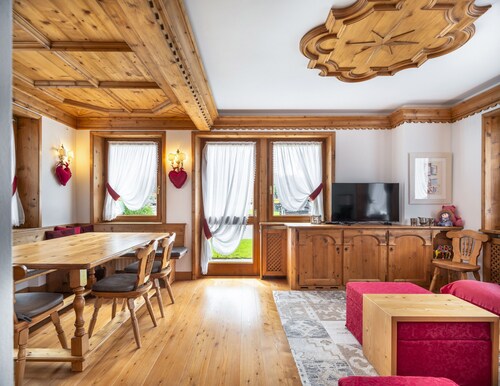 Verocai Charming Chalet R&R