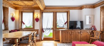 Verocai Charming Chalet R&R