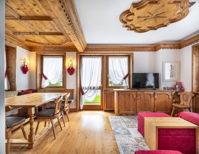 Verocai Charming Chalet R&R