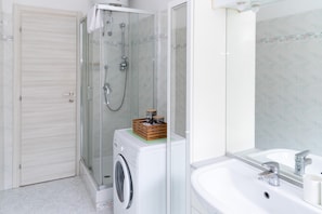 Dusche, Haartrockner, Bidet, Handtücher