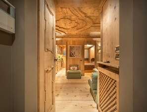 5 bedrooms, free WiFi, bed sheets