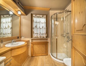 Shower, hair dryer, bidet, towels - Elegant Tablà with Garden R&R (Cortina d´Ampezzo)