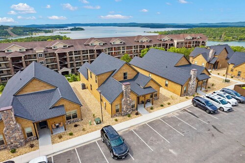 Luxurious 5-bedroom & 5 bath on suite cabin in Branson. Perfect for all ages.