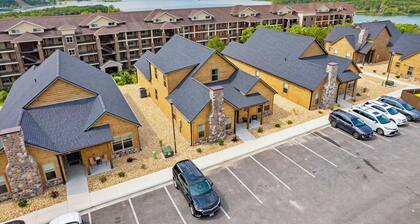 Luxurious 5-bedroom & 5 bath on suite cabin in Branson. Perfect for all ages.