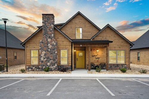 Luxurious 5-bedroom & 5 bath on suite cabin in Branson. Perfect for all ages.
