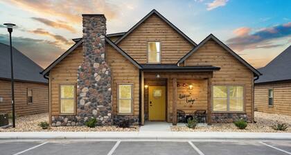 Luxurious 5-bedroom & 5 bath on suite cabin in Branson. Perfect for all ages.