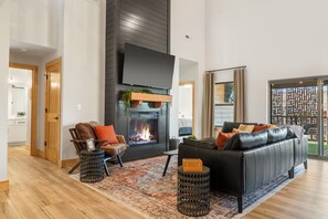 TV, fireplace - Luxurious 5-bedroom & 5 bath on suite cabin in Branson. Perfect for all ages. (Branson)