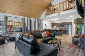 TV, fireplace - Luxurious 5-bedroom & 5 bath on suite cabin in Branson. Perfect for all ages. (Branson)