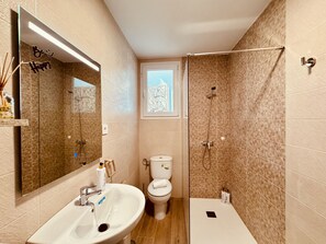 Dusch, hårtork och schampo