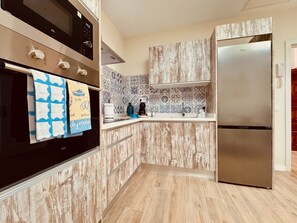 Fridge, microwave, oven, coffee/tea maker