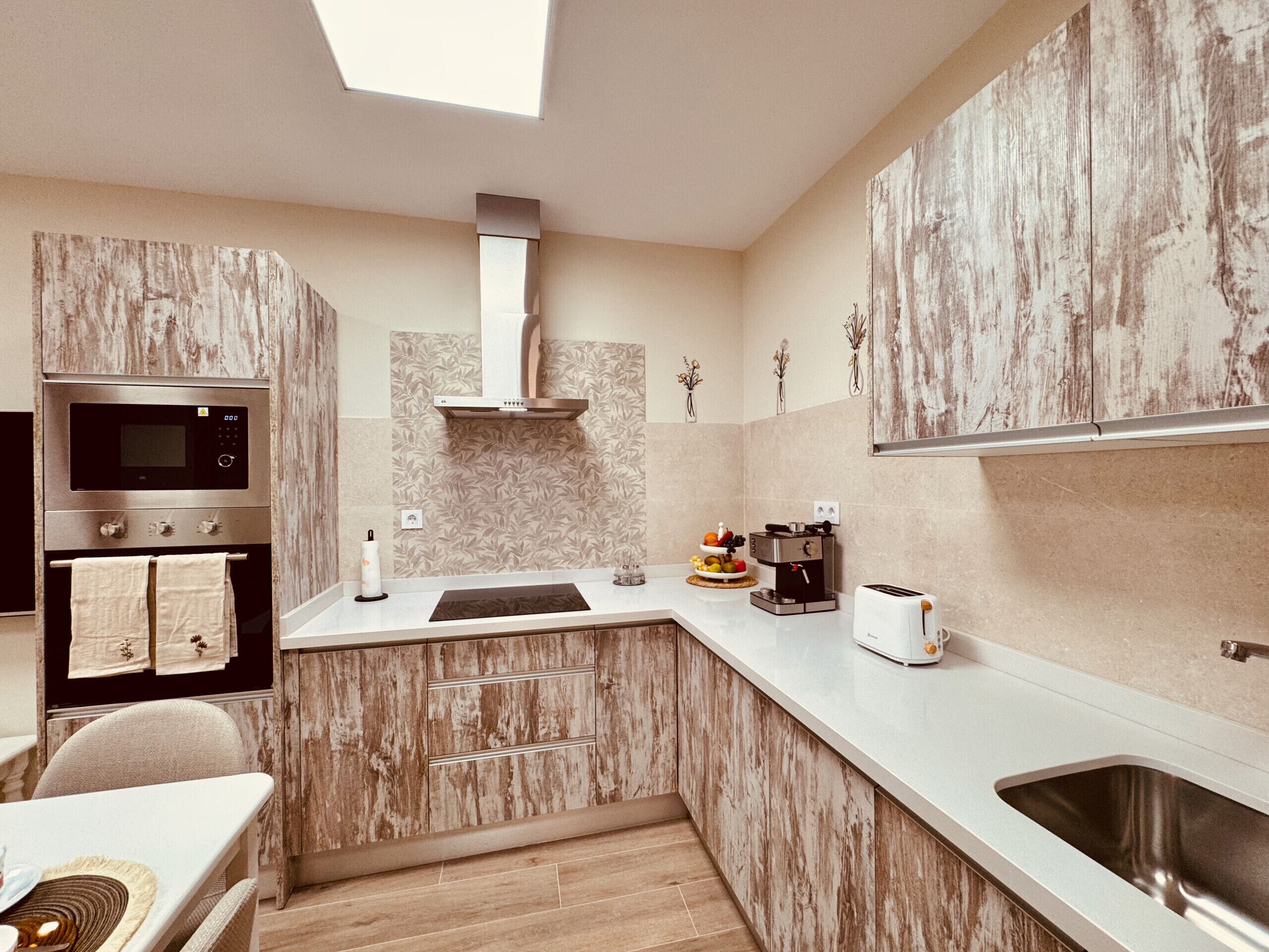 Køleskab, mikrobølgeovn, ovn, kaffe-/temaskine