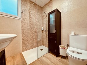 A modern bathroom with a shower, toilet, and sink. - Cosmópolis 2 (Santa Lucía de Tirajana)