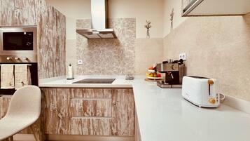 Jääkaappi, mikroaaltouuni, uuni, kahvin-/teenkeitin