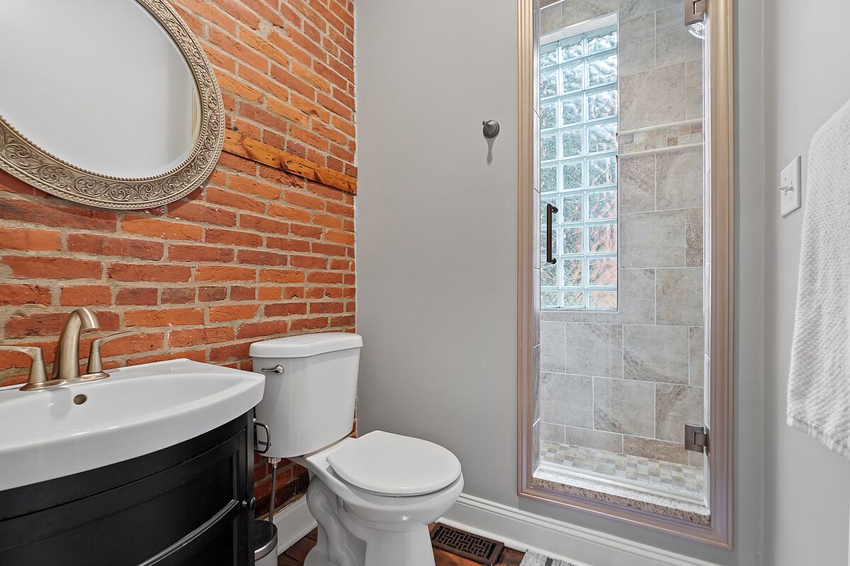 Douche, sèche-cheveux, bidet, serviettes fournies
