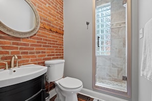 Shower, hair dryer, bidet, towels - Walk to Stadiums. Good for Groups! 4+ Parking spots. (Pittsburgh)