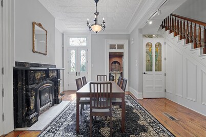 Walk to Stadiums. Good for Groups! 4+ Parking spots.