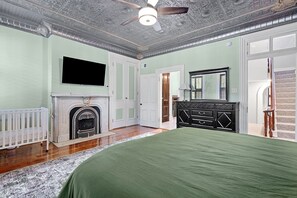 4 bedrooms, desk, iron/ironing board, travel crib