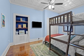 4 bedrooms, iron/ironing board, WiFi, bed sheets
