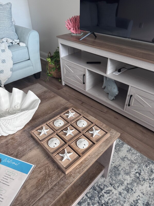 Smart TV, books - Beachy Chic Home Close to the Beach/Marina/Airport/Casinos Biloxi and Gulfport (Gulfport)