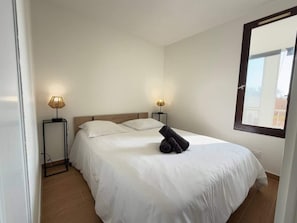 1 bedroom, bed sheets