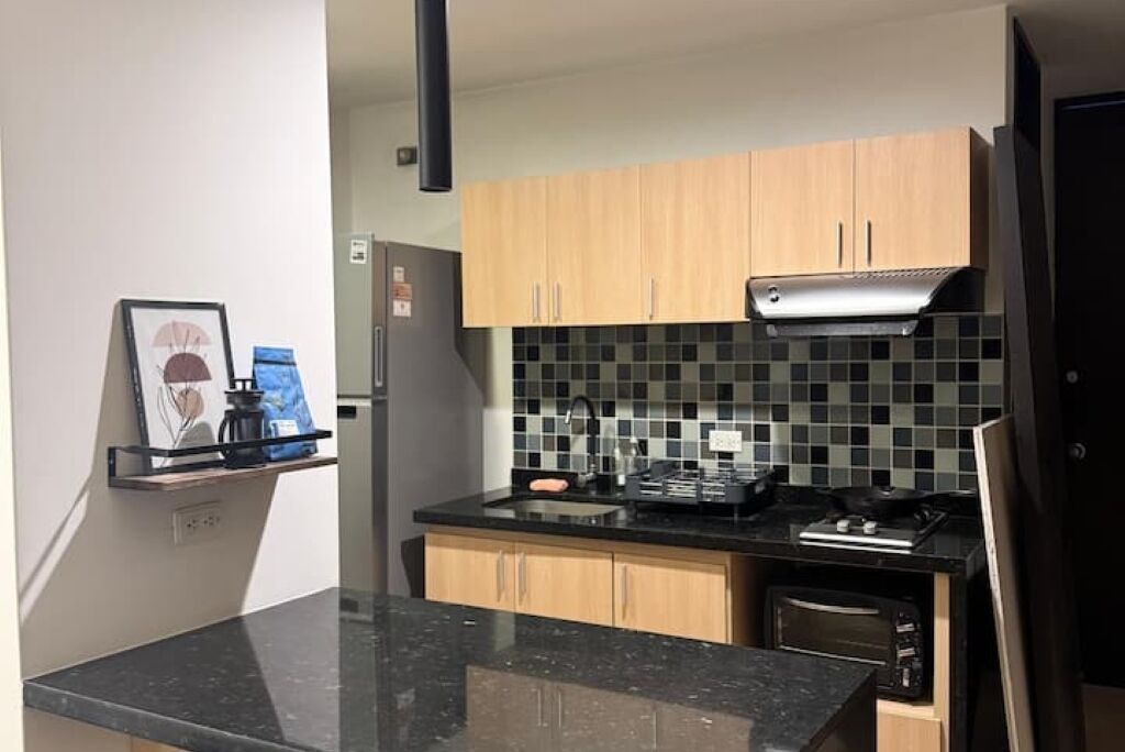 Kühlschrank, Ofen, Herdplatte, Wasserkocher mit Kaffee-/Teezubehör