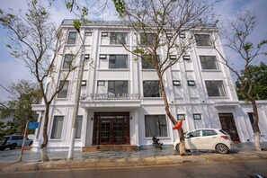 Front of property - Victoria Hotel MC - by BAY LUXURY (Son La)