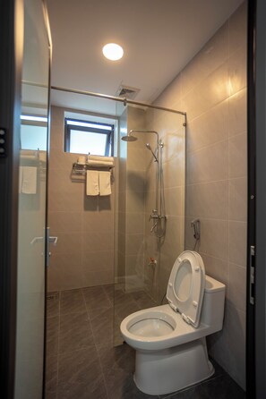 Deluxe Room | Bathroom | Shower, hair dryer, towels, soap