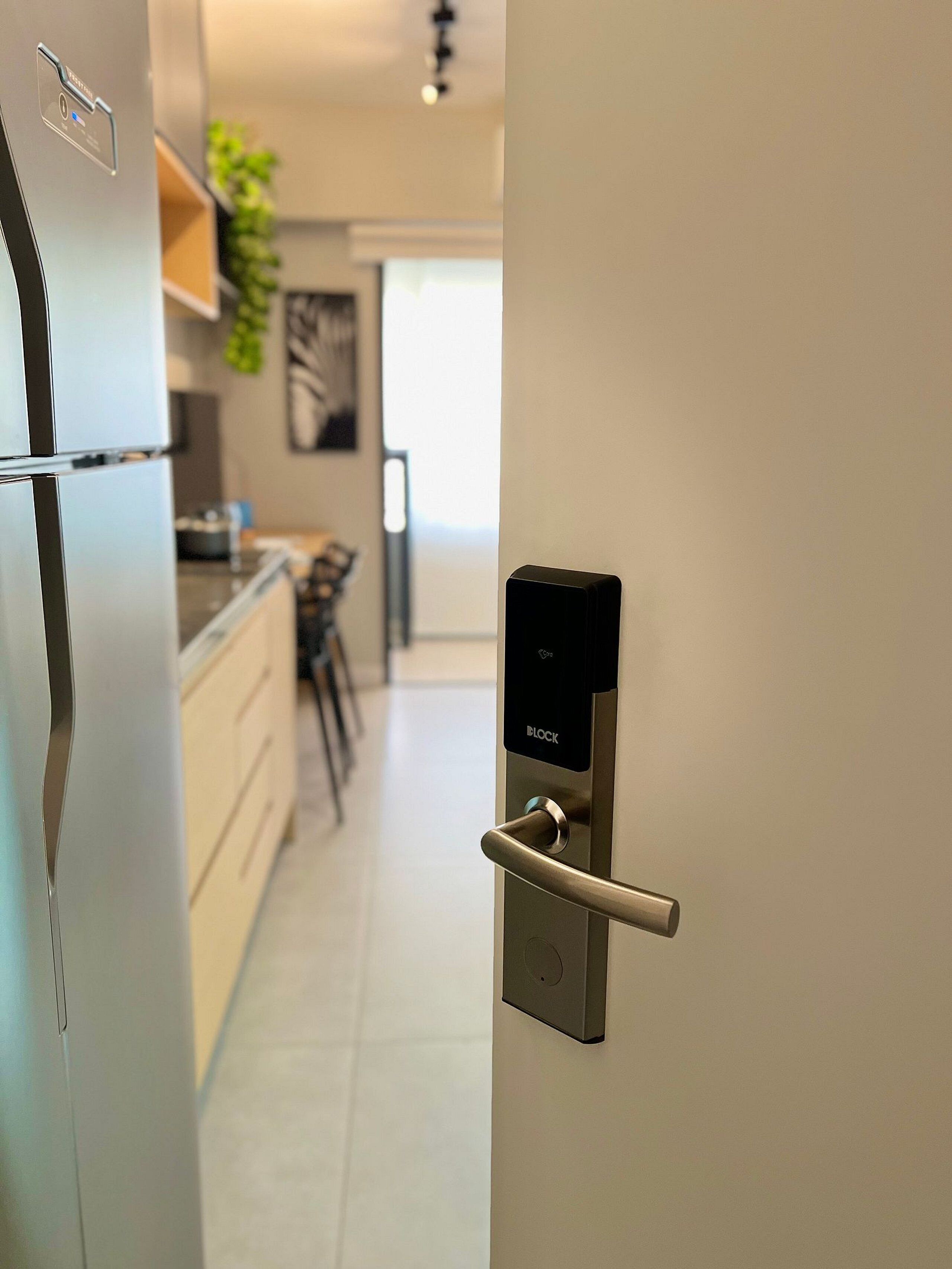 Microondas, placa de cocina, utensilios de cocina