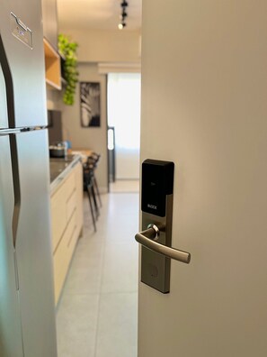 Estúdio básico | Cozinha privada | Micro-ondas, cooktop, talheres/pratos/utensílios de cozinha