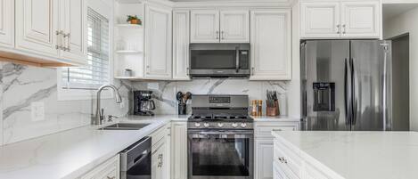 冷蔵庫、電子レンジ、オーブン、コンロ