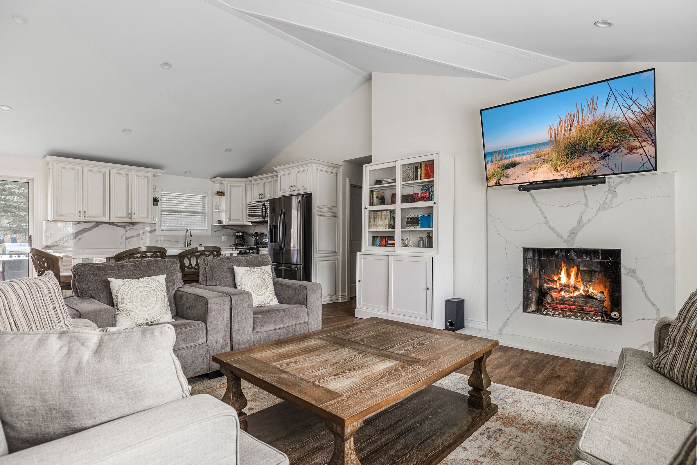 スマートテレビ、暖炉、テレビゲーム、書庫