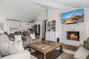 Smart TV, fireplace, video games, books - Walk to Rocky Gap Beach, Trails & Nr St Joe Fun (Benton Harbor)