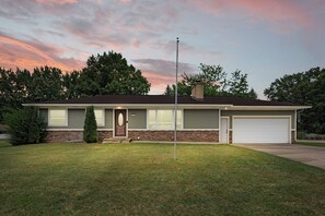 Exterior - Juniper Presents: Rocky Gap Getaway - Walk to Beach, Trails + Nr St. Joe Fun (Benton Harbor)