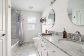 Douche, sèche-cheveux, shampoing