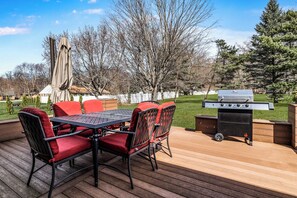 Outdoor dining - Juniper Presents: Rocky Gap Getaway - Walk to Beach, Trails + Nr St. Joe Fun (Benton Harbor)